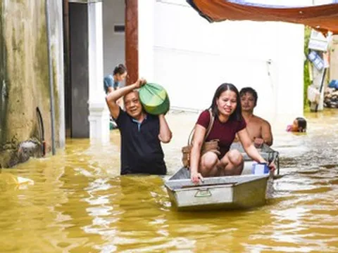 Nước lũ bao vây khu dân cư, người Bắc Ninh phải dùng thuyền đi lại