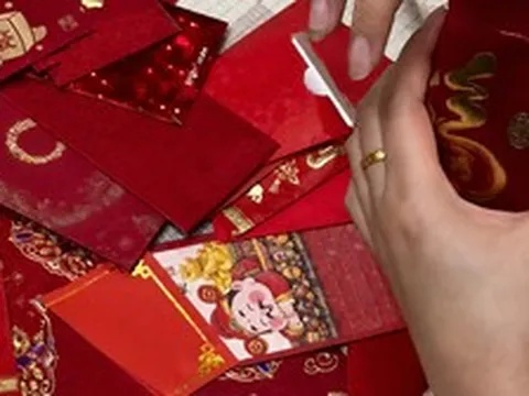 Con gái có hơn 380 triệu tiền mừng tuổi vẫn được bố cho 9 triệu/tháng sinh hoạt phí, muốn con tự chi 3,8 triệu thì bị từ chối