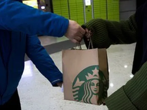 Giao Starbucks cho khách, shipper bất ngờ nhận được khoản tiền gần 26 tỷ đồng