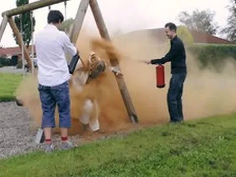 Sinh nhật khó quên ở Đan Mạch: 25 tuổi mà vẫn ‘ế’ có thể bị bạn bè trói vào cột, phủ đầy bột quế