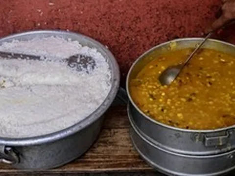 Hơn 30 học sinh nhập viện vì bữa trưa bị “nêm” nhầm bột giặt thay muối