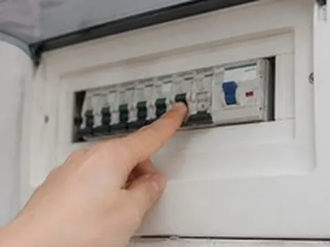 Aptomat trong nhà liên tục bị nhảy nên làm gì đầu tiên?