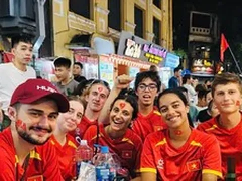 Khách nước ngoài mặc áo cờ đỏ sao vàng cổ vũ bóng đá như người Việt Nam
