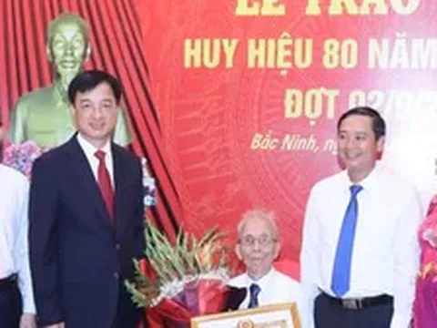 Trưởng Ban Tổ chức Trung ương Nguyễn Duy Ngọc trao Huy hiệu 80 năm tuổi Đảng ở Bắc Ninh