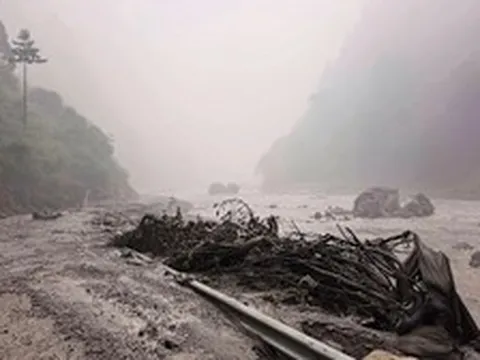 Lũ quét ‘cắt đứt’ hành lang văn hóa Nepal - Tây Tạng: Tuyến đường tới núi thiêng tê liệt, hàng trăm du khách mất liên lạc