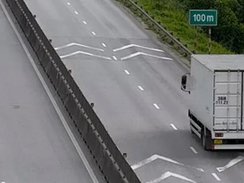 Ngày đầu phạt lỗi không giữ khoảng cách, nhiều tài xế nói ‘xe trước phanh’