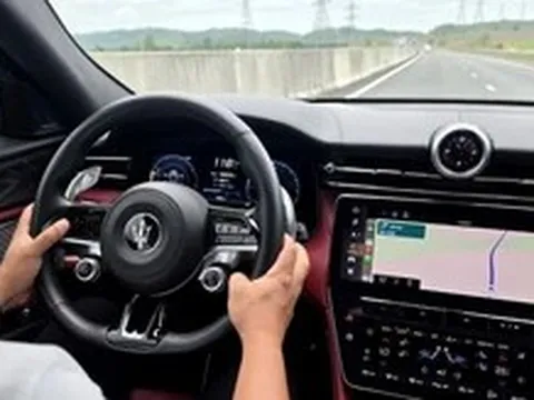 Làm sao biết ô tô cách xe trước 55m hay 100m khi đang chạy cao tốc?