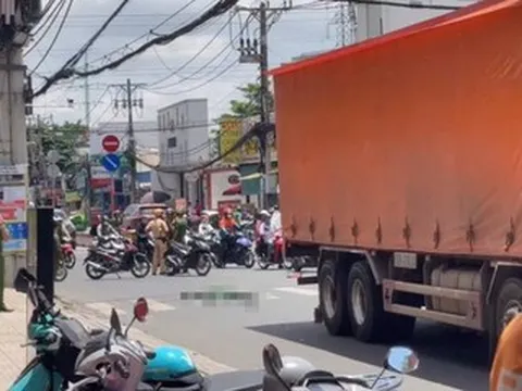 TPHCM: Xe máy bị cuốn vào gầm xe tải sau va chạm, đôi nam nữ tử vong tại chỗ