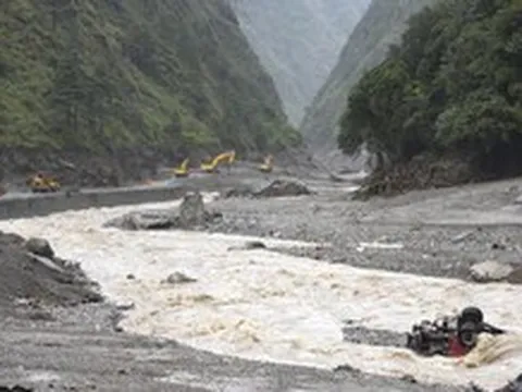 Trung Quốc nối lại cứu hộ thảm họa lũ quét ở biên giới với Nepal