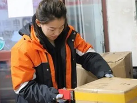 Khách chuyển khoản thừa 3,3 triệu đồng, shipper đến tận nhà trả lại mới biết đó là tiền tip
