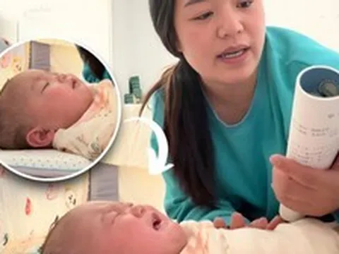Màn ru con gây sốt mạng: Mẹ mở sách toán giảng về hàm số, bé nín khóc ngủ luôn