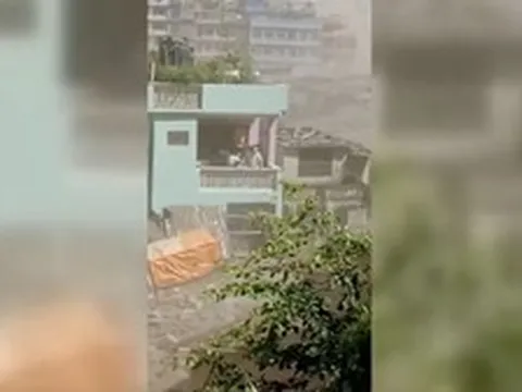 Video: Dân Nepal bất lực trước lũ bùn kinh hoàng ầm ầm lao đến như tử thần