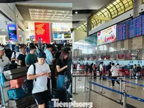 Sân bay Nội Bài cao điểm 2/9: Nơi đông nghịt, chỗ vắng tanh