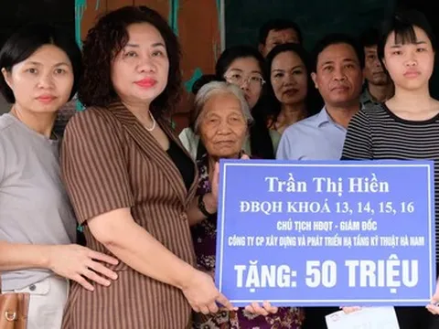Đại biểu Quốc hội tặng 50 triệu đồng giúp 'nữ sinh đậu đại học, bà ngoại khóc hết nước mắt'