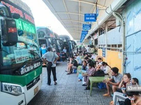 Hà Nội: Người dân đổ ra bến xe rời Thủ đô về quê nghỉ lễ