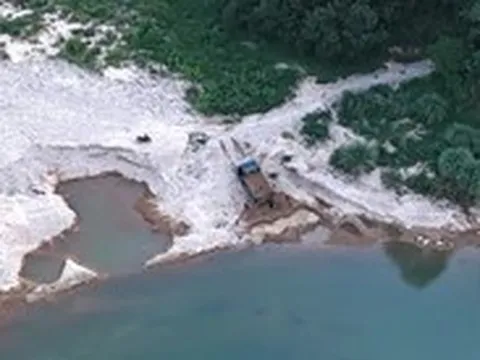 Chủ tịch Quảng Ngãi yêu cầu xử lý cát tặc lộng hành trên sông Trà Bồng