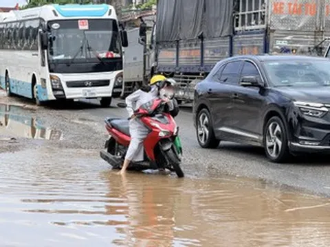 Quốc lộ 6 qua Hà Nội ùn tắc kéo dài, xe máy chật vật né vũng nước