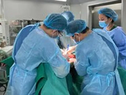 Người mẹ giấu bệnh vì các con đang làm ăn xa, đến viện khối u đã lớn 20cm