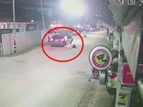 Đi qua chốt kiểm soát của cảnh sát, cô gái hét lớn cầu cứu rồi lao ra ngoài cửa, thoát khỏi xe của nhóm bắt cóc