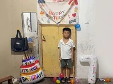 Vì sao bức ảnh chúc mừng sinh nhật rất đỗi bình thường này lại khiến cộng đồng mạng phải "khẩu chiến"?