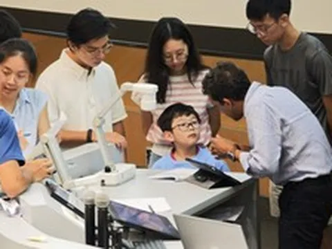 "Thần đồng" 7 tuổi có IQ 154, sở hữu 5 kỷ lục, học cùng sinh viên tại đại học top đầu châu Á