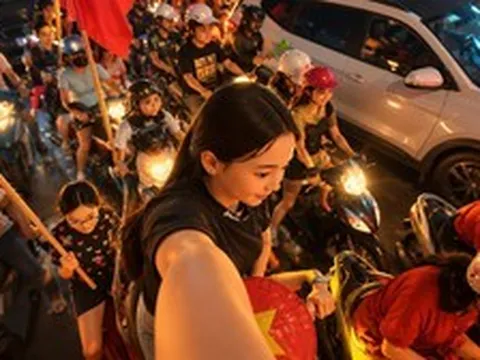Bức ảnh đi "bão" bóng đá bỗng bị ông bố ở Hà Nội biến thành câu chuyện dạy con gây sốt MXH: Lỗi do ai?