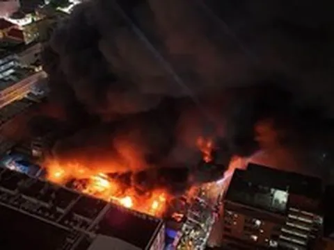 Trung tâm mua sắm nổi tiếng Bangkok (Thái Lan) cháy ngùn ngụt giữa đêm: 11 người bị thương, toà nhà biến dạng