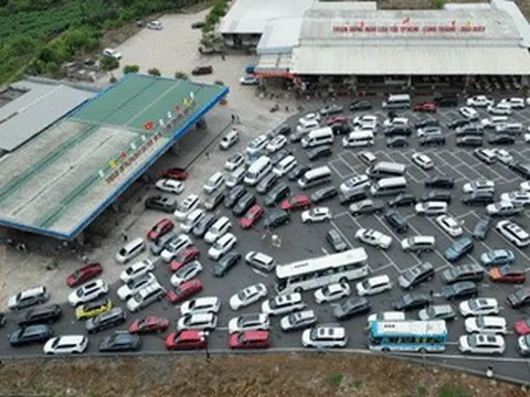 Cao tốc qua Đồng Nai ùn ứ từ sáng đến trưa, trạm dừng nghỉ quá tải