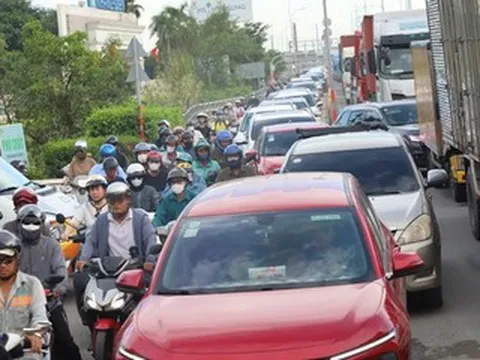 Cửa ngõ phía Đông TPHCM kẹt cứng, bến xe Miền Tây nhộn nhịp người về quê nghỉ lễ