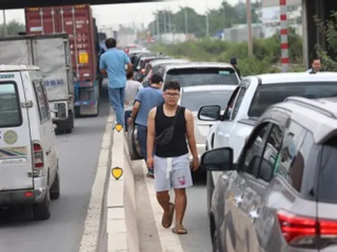 Cửa ngõ phía Đông TPHCM ùn tắc 10km, tài xế sốt ruột xuống xe đứng chờ