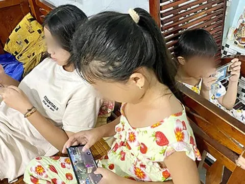 Trẻ đi khám tâm lý do liên quan màn hình, phụ huynh cũng 'dán mắt' vào điện thoại khi bên con