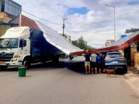 Gió Lào như bão giật phăng mái tôn, xe tải 'đỡ' giúp người đi đường