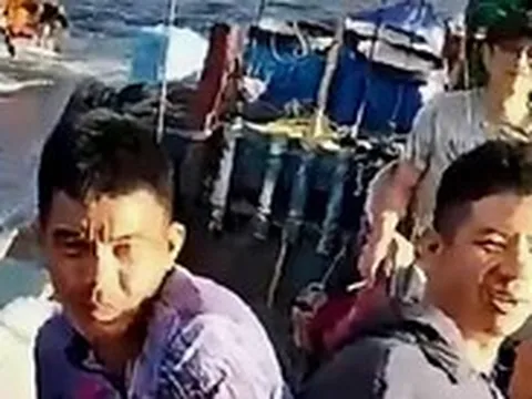 3 tàu cá cứu sống 4 ngư dân chìm tàu trên biển