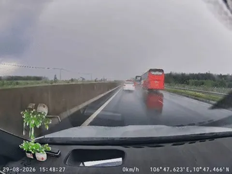 Hai vụ tai nạn liên hoàn trên cao tốc, 11 ôtô hư hỏng