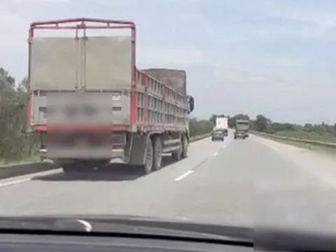 Hình ảnh ô tô tải 'quyết' ôm làn trái cao tốc, CSGT cảnh báo nguy cơ ùn tắc