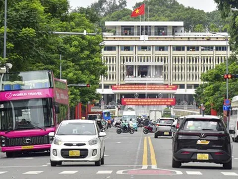 Đường sá TP.HCM cũng được... nghỉ lễ 2-9, những vòng xoay thong thả, xe qua cầu 'êm ru'