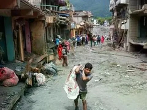 Hậu lũ quét, Nepal chôn cất tập thể hàng trăm nạn nhân chưa rõ danh tính