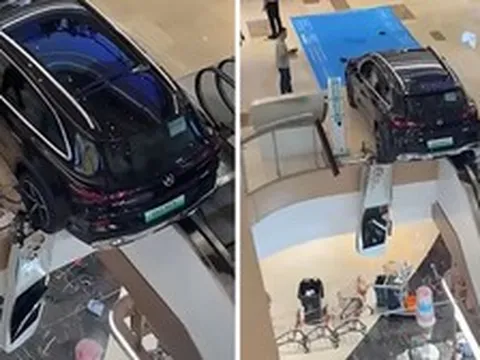 Nhầm chân ga, chiếc Mercedes lao xuyên lan can trung tâm thương mại, suýt rơi xuống tầng dưới