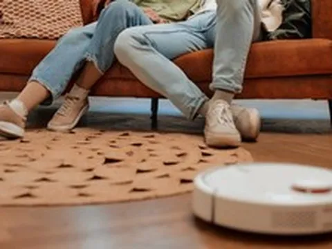 Người chồng lĩnh án tù vì dùng robot hút bụi quay cảnh vợ ngoại tình