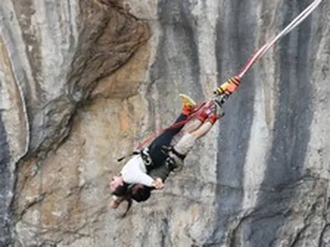 Khoá dây nhảy bungee bị đứt, cặp đôi tử vong vì rơi xuống vực sâu 100 mét trong vòng tay nhau