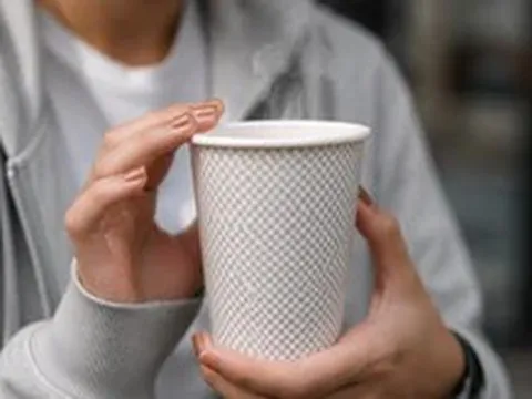 Cà phê nóng trong ly giấy, chuyện gì xảy ra bên trong chiếc ly?