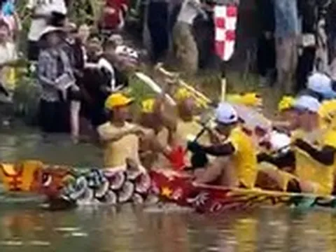 2 thuyền đua dùng mái chèo đánh nhau tại lễ hội trên sông, 1 người rớt xuống sông
