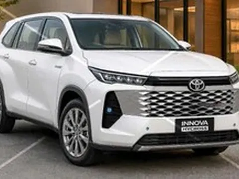 Toyota Innova Cross 2027 lộ 'mặt tiền' độc lạ, 4 cảm biến trước, có thể đi 'không xăng'