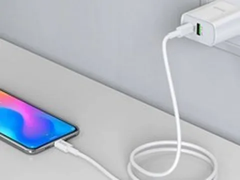 Sạc điện thoại xong có nên rút phích cắm khỏi ổ điện không?