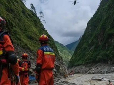 Công tác cứu hộ sau lũ quét Nepal - Trung Quốc sang ngày thứ 5: Đã có hơn 800 người thiệt mạng, 3.000 người vẫn đang mất tích