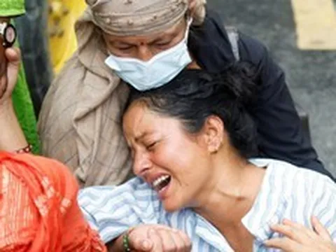 Cứu hộ Nepal xuyên đêm đào bới đường hầm, tìm hơn 900 công nhân mất tích