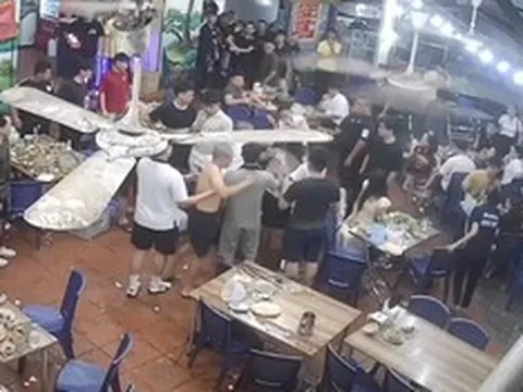 Khởi tố 2 thanh niên chửi bới, đánh người trong quán ăn