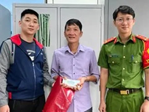 Thanh niên tốt bụng thấy túi tiền rơi trên đường, đem đến công an giúp trả cho người đánh mất