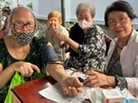 Gần 30 năm thiện nguyện của nữ bác sĩ 74 tuổi: 'Đi chứ, không đi là buồn á!'