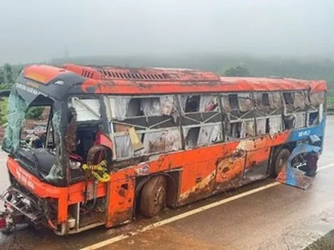 Nam thanh niên kể phút kinh hoàng khi ô tô chở 33 người lật nghiêng trong đêm